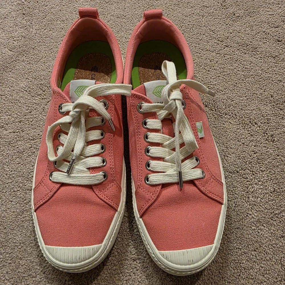 Cariuma Tennis Shoes Size 10